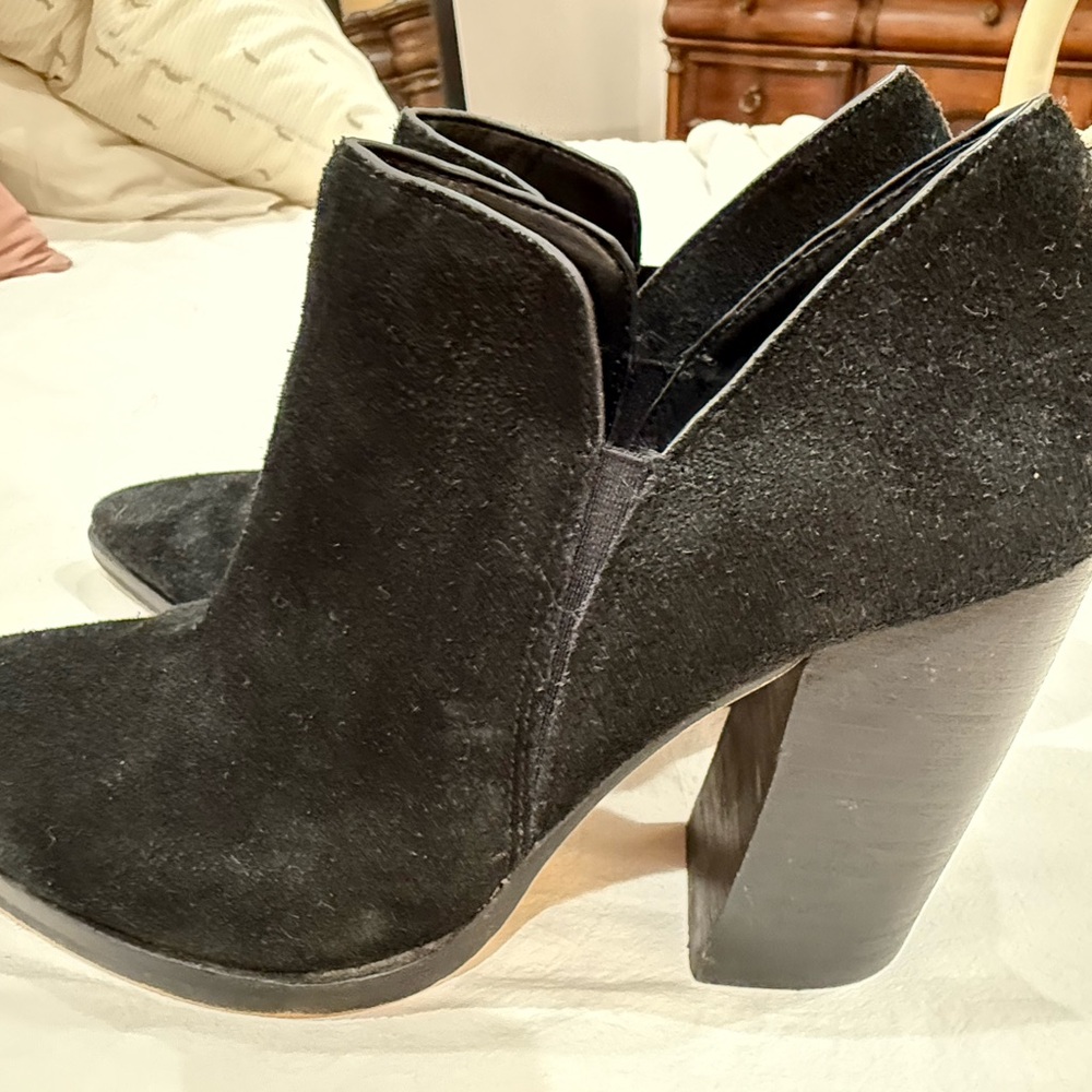 Vince Camuto Black Ankle Boots Sleek Suede Design